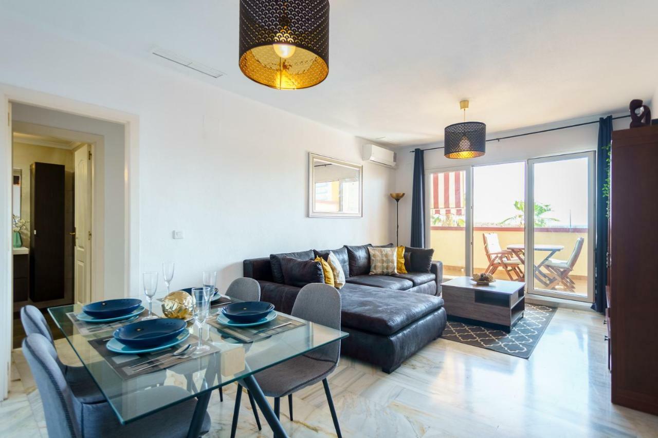 Spacious Beachfront Flat With Sea Views And Private Indoor Parking Benalmádena Eksteriør billede