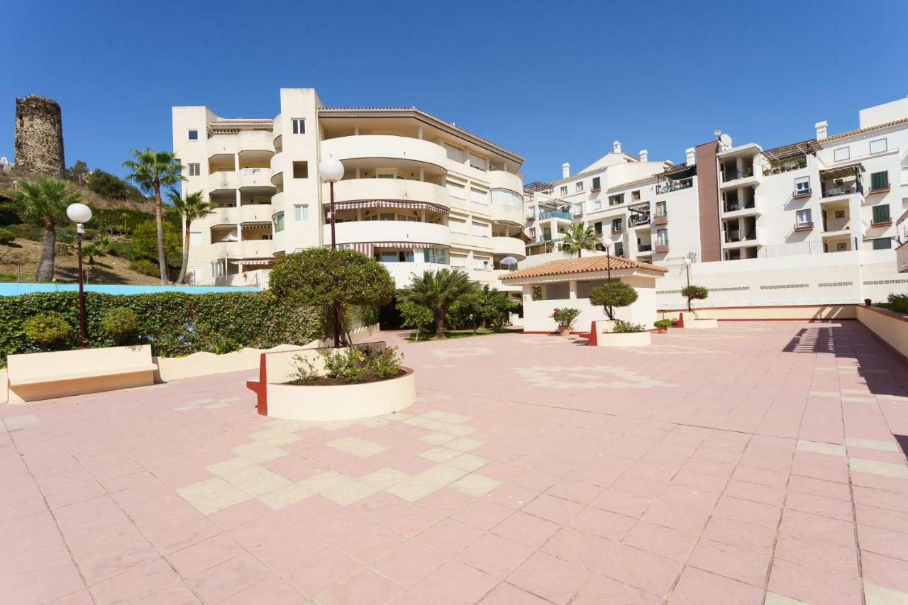 Spacious Beachfront Flat With Sea Views And Private Indoor Parking Benalmádena Eksteriør billede