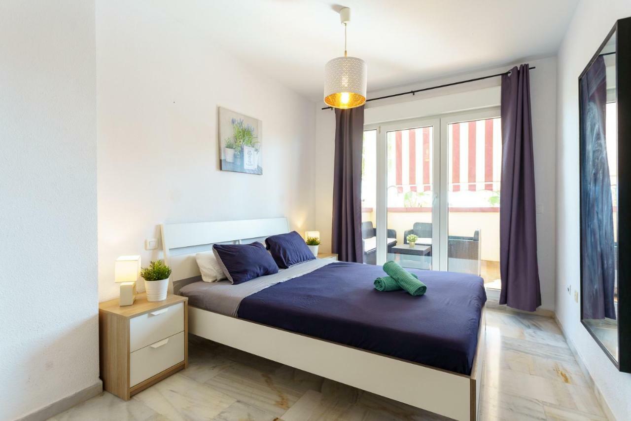 Spacious Beachfront Flat With Sea Views And Private Indoor Parking Benalmádena Eksteriør billede