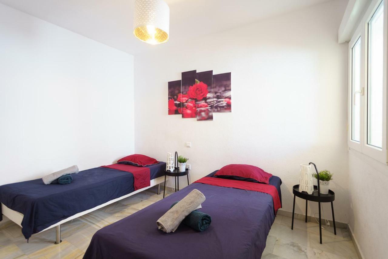 Spacious Beachfront Flat With Sea Views And Private Indoor Parking Benalmádena Eksteriør billede