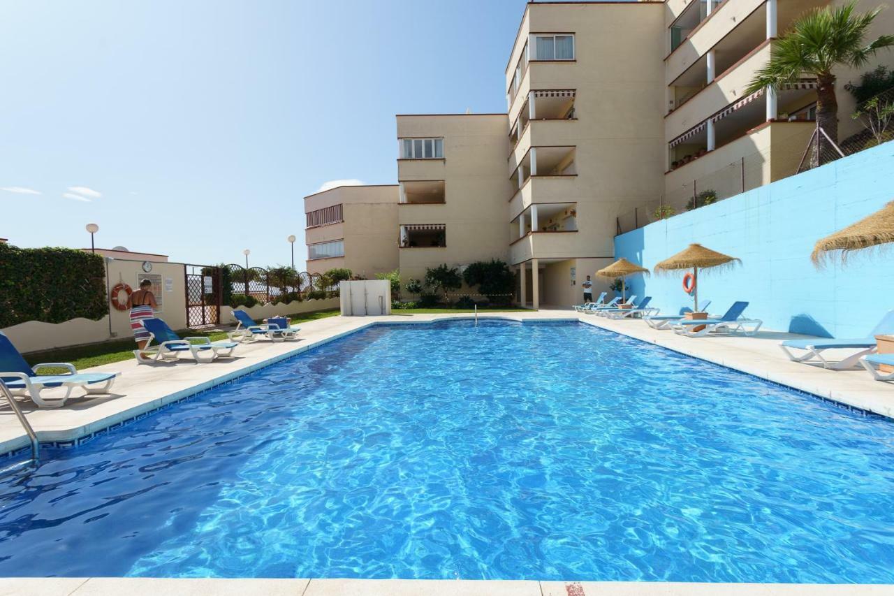 Spacious Beachfront Flat With Sea Views And Private Indoor Parking Benalmádena Eksteriør billede