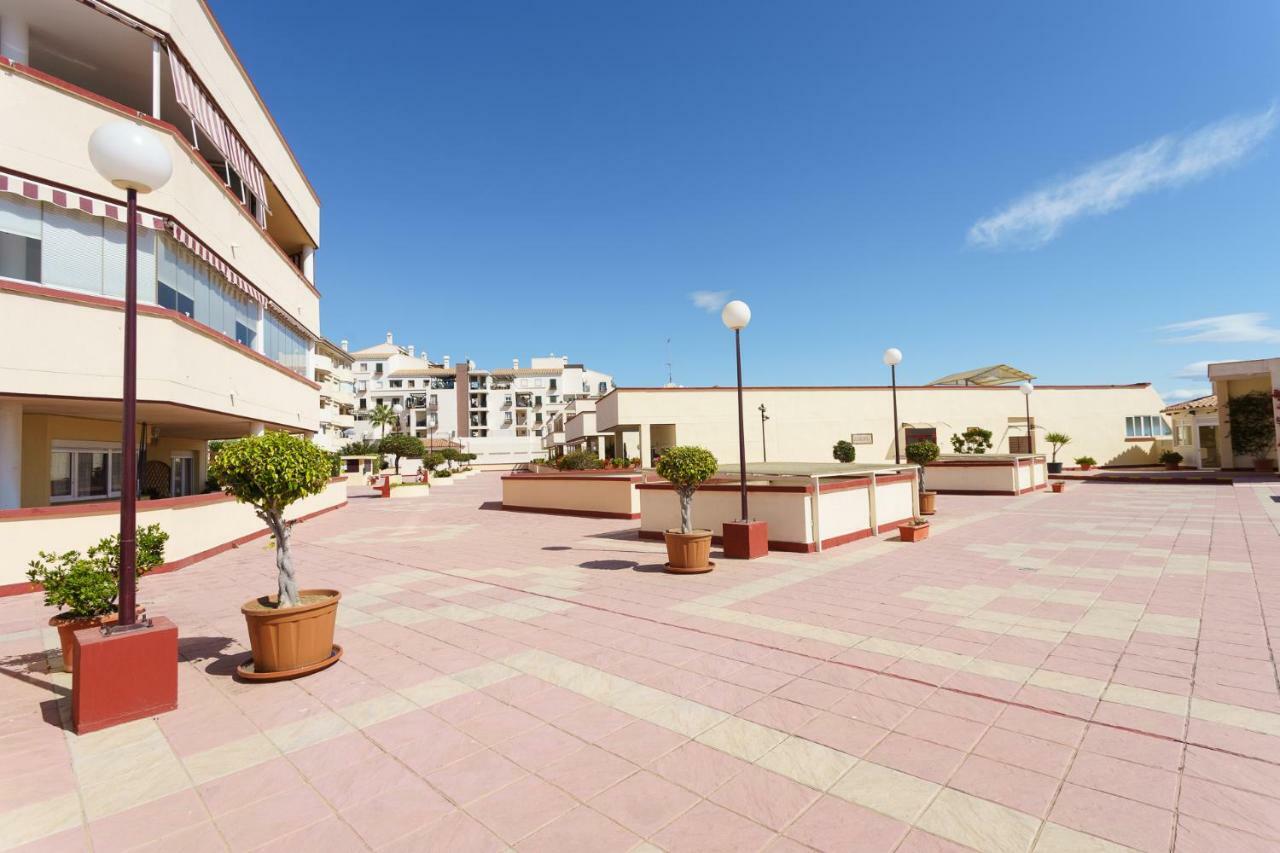 Spacious Beachfront Flat With Sea Views And Private Indoor Parking Benalmádena Eksteriør billede