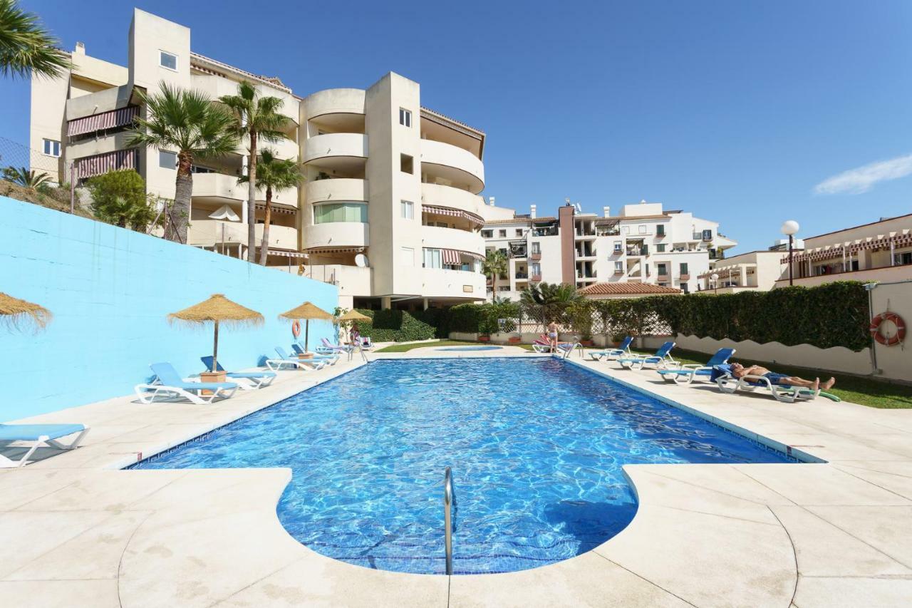 Spacious Beachfront Flat With Sea Views And Private Indoor Parking Benalmádena Eksteriør billede