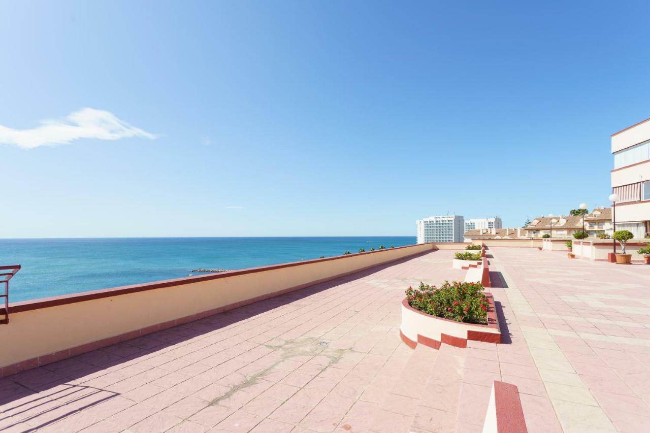 Spacious Beachfront Flat With Sea Views And Private Indoor Parking Benalmádena Eksteriør billede