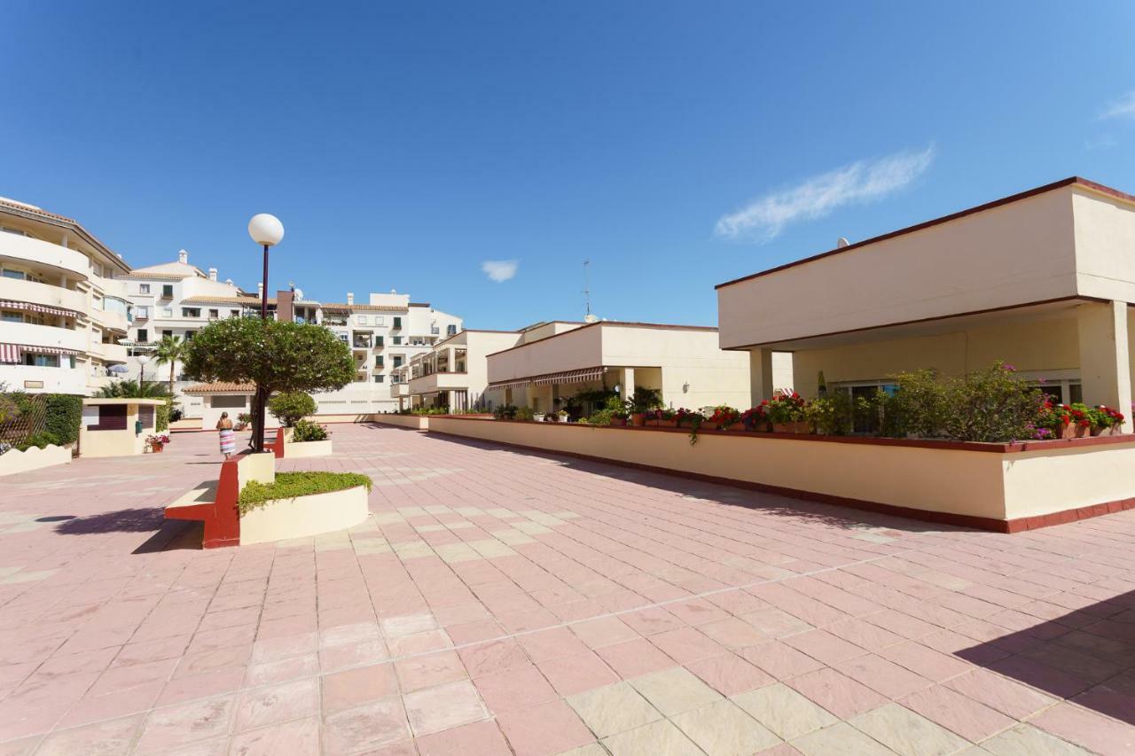 Spacious Beachfront Flat With Sea Views And Private Indoor Parking Benalmádena Eksteriør billede
